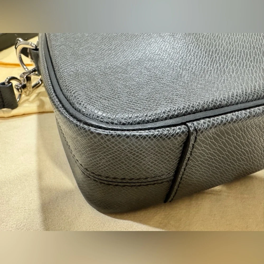 LOUIS VUITTON Taiga Porte-Documents Business MM Ardoise